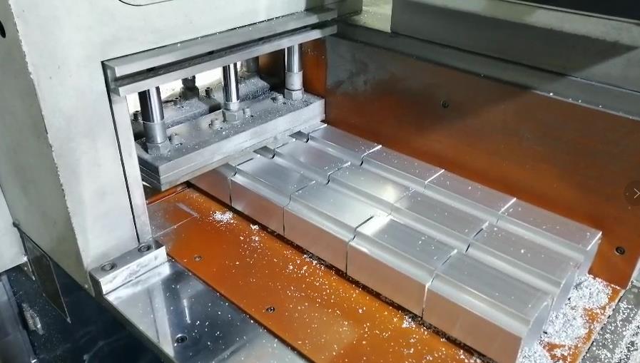 三類鋁型材切割機(jī)分別適用于直角、45度、任意角度鋸切